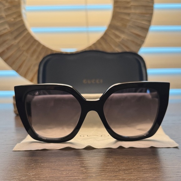 Gucci Black Women's Sunglasses - Picture 8 of 9